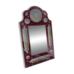 Grand miroir oriental à décor en laiton repoussé sur fond velours rouge Grand miroir oriental à décor en laiton repoussé sur fond velours rouge
