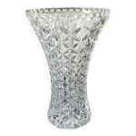 Grand vase tulipier en cristal de bohme taill. motifs toils / losanges. haut 26 cm