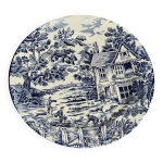 Une grande assiette plate anglaise à décor bleu motif de retour de chasse Une grande assiette plate anglaise à décor bleu motif de retour de chasse