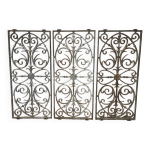 Grille de fenêtre ancienne en fonte française vers 1900 ornement architectural Grille de fenêtre ancienne en fonte française vers 1900 ornement architectural