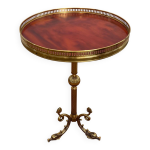 Gu�ridon rond de style n�oclassique en laiton � pi�tement d�cor� de dauphins et plateau de cellulo�de ...