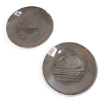 Herm�s paire d'assiettes en verre � motif de dauphins