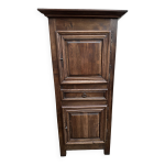 Homme - debout - armoire troite  deux portes avec un tiroir central