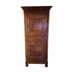 Homme debout , bonneti�re en bois ancien