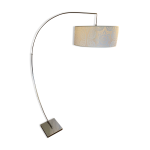 Lampadaire arc pied chromé et dentelle Lampadaire arc pied chromé et dentelle