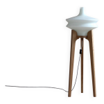 Lampadaire space age en verre blanc et bois, années 1960 Lampadaire space age en verre blanc et bois, années 1960