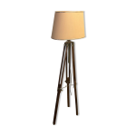 Lampadaire trépied en bois et laiton réglable Lampadaire trépied en bois et laiton réglable