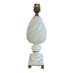 Lampe en albtre, torsad, dcor de godrons, pied laiton dor, dauphins