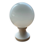 Lampe boule vintage en opaline et métal Lampe boule vintage en opaline et métal