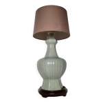Lampe chinoise en céramique verte céladon des années 1970 avec base en bois Lampe chinoise en céramique verte céladon des années 1970 avec base en bois