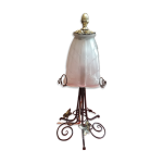 Lampe en fer forgé avec sa tulipe en verre moulé art deco dimension: 37 cm hauteur poids: Lampe en fer forgé avec sa tulipe en verre moulé art deco dimension: 37 cm hauteur poids: