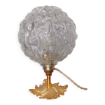 Lampe globe textur� sur pied en bronze