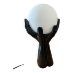 Lampe mains tenant un globe Lampe mains tenant un globe