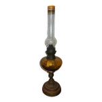 Lampe à pétrole ancienne avec son verre jaune Lampe à pétrole ancienne avec son verre jaune