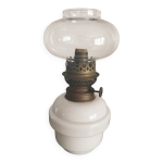 Lampe à pétrole en opaline et laiton Lampe à pétrole en opaline et laiton