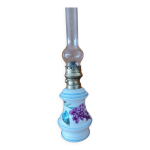 Lampe pétrole porcelaine décors lilas. Lampe pétrole porcelaine décors lilas.