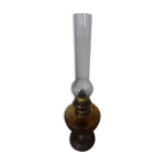 Lampe à pétrole en verre ambré et son pied en étain Lampe à pétrole en verre ambré et son pied en étain
