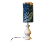 Lampe pied en albâtre bleu et abat jour fait main en cyanotype Lampe pied en albâtre bleu et abat jour fait main en cyanotype