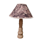 Lampe pied bois ébéniste couleur poivre abbat jour tissus jungle beige et noir Lampe pied bois ébéniste couleur poivre abbat jour tissus jungle beige et noir