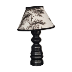 Lampe à poser pied bois réalisé par ébéniste noir abbat jour tissus cyprès blanc et noir Lampe à poser pied bois réalisé par ébéniste noir abbat jour tissus cyprès blanc et noir