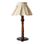 Lampe � poser, pied en bois sculpt� et abat - jour pliss�