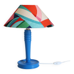 Lampe à poser, pied en bois tourné bleu et abat - jour conique multicolore Lampe à poser, pied en bois tourné bleu et abat - jour conique multicolore