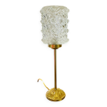 Lampe à poser pied en laiton doré et verre moulé texturé Lampe à poser pied en laiton doré et verre moulé texturé