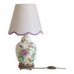 Lampe à poser, pied vase en céramique et abat - jour bas festonné Lampe à poser, pied vase en céramique et abat - jour bas festonné