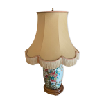 Lampe en porcelaine chinoise avec décors de grenades Lampe en porcelaine chinoise avec décors de grenades