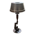 Lampe de style industriel realisée a partir d'un ancien outil de menuisier Lampe de style industriel realisée a partir d'un ancien outil de menuisier