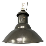 Lampe à suspension industrielle française en émail noir de taille moyenne Lampe à suspension industrielle française en émail noir de taille moyenne