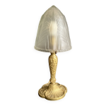 Lampe de table art nouveau en bronze doré et globe en verre pressé moulé Lampe de table art nouveau en bronze doré et globe en verre pressé moulé