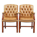 Lot de 2 chaises chesterfield en cuir de vachette couleur cognac clair Lot de 2 chaises chesterfield en cuir de vachette couleur cognac clair