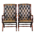 Lot de 2 fauteuils chesterfield anglais en cuir vert combin�s avec du bois