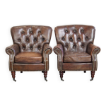 Lot de 2 fauteuils chesterfield en cuir de vachette grainé marron cognac Lot de 2 fauteuils chesterfield en cuir de vachette grainé marron cognac