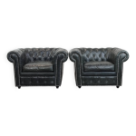 Lot de 2 fauteuils chesterfield noirs en cuir de vachette grainé Lot de 2 fauteuils chesterfield noirs en cuir de vachette grainé