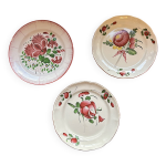 Lot de 3 assiettes 18me faence des islettes dcor floral main