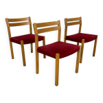 Ensemble de 3 chaises scandinaves en tecq et tissu rouge par moller danemark années 70 Ensemble de 3 chaises scandinaves en tecq et tissu rouge par moller danemark années 70