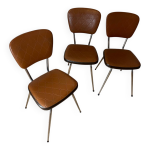 Lot de 3 chaises vintage années 60 en skaï marron et métal chromé Lot de 3 chaises vintage années 60 en skaï marron et métal chromé