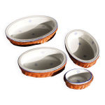 Lot de 4 plats en porcelaine blanche � d�cors bleus avec supports en osier