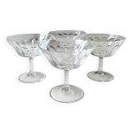 Lot. 4. x coupes à champagne en cristal taillé. style baccarat. motifs écailles. pied hexagonal multifacettes ... Lot. 4. x coupes à champagne en cristal taillé. style baccarat. motifs écailles. pied hexagonal multifacettes ...