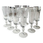 Lot 8 fltes  champagne, col vas. en cristallin. motifs vgtaux dpoli.