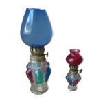Lot de deux anciennes lampes en verre coloré à huile hong kong Lot de deux anciennes lampes en verre coloré à huile hong kong