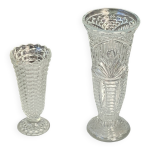 Lot de deux grands vases en verre transparent moule, sur pieds, vintage