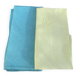 Lot duo, compose de deux grandes serviettes en coton et lin teintes bleue et verte anis, brodes,