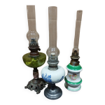 Lot de trois anciennes lampes à pétrole Lot de trois anciennes lampes à pétrole