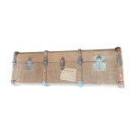 Malle ancienne plate recouverte totalement de jute et traverses en bois