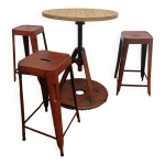 Mange debout, tabourets tolix