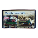 Mercedes � plateau contenant des f�ts tirant 1 remorque portant 1 v�hicule b�ch�