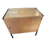 Meuble d'appoint en frêne et métal laqué Meuble d'appoint en frêne et métal laqué